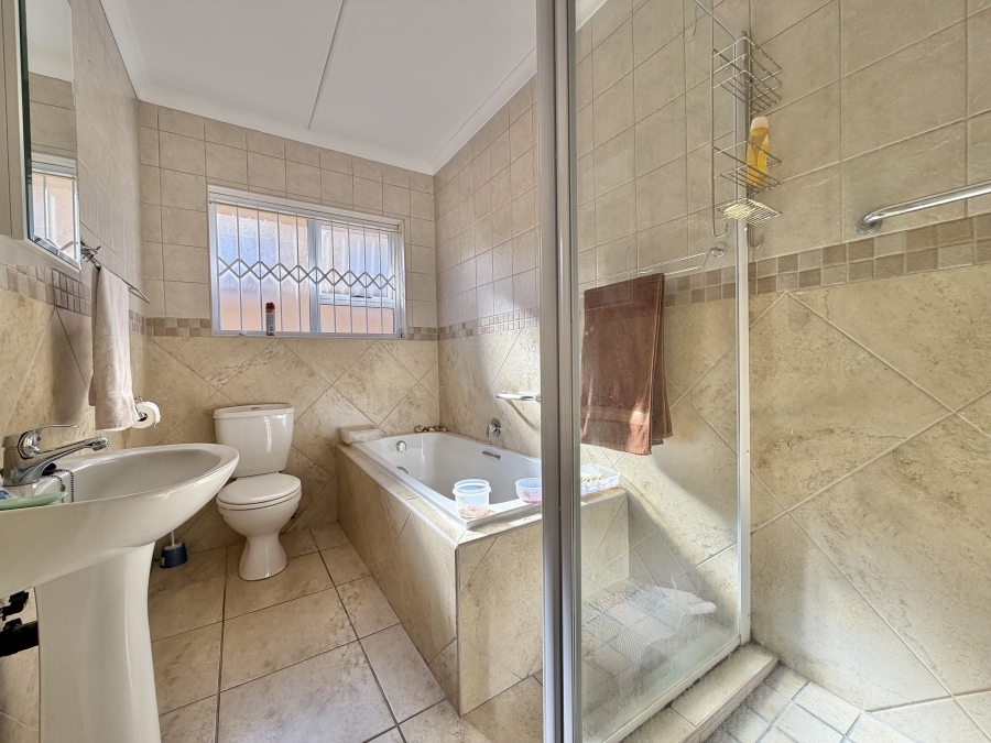 3 Bedroom Property for Sale in Wavecrest Eastern Cape